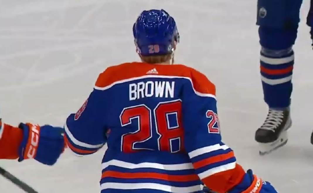 To był sprytny plan na kontrakt w NHL. Teraz jest problem. Oilers chowają napastnika do lodówki
