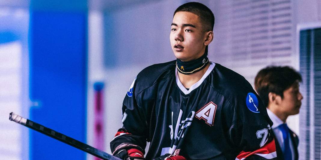 Dwumetrowy chiński hokeista na celowniku klubów NHL. To nie żart!