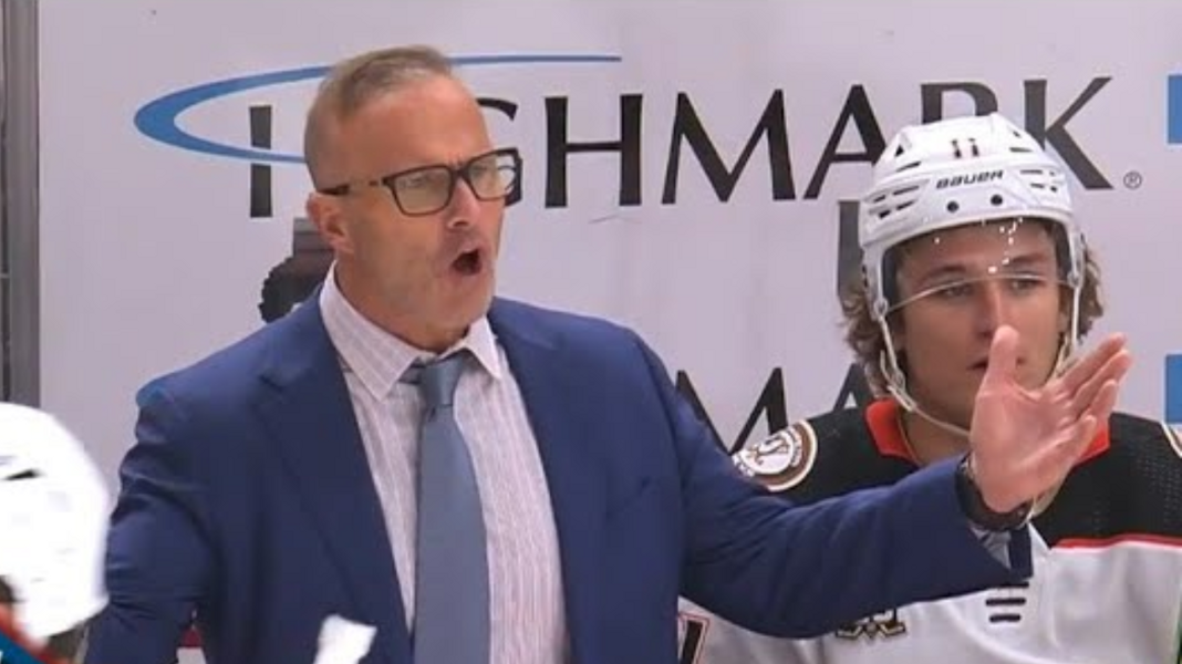 Krótko z nimi. Kolejni trenerzy wylecieli z NHL!