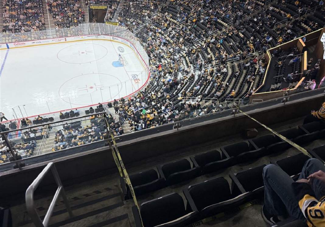 Tragiczny wypadek w NHL. 'Wykonał salto przez barierę’. Świadkowie opisują koszmar. Hokej