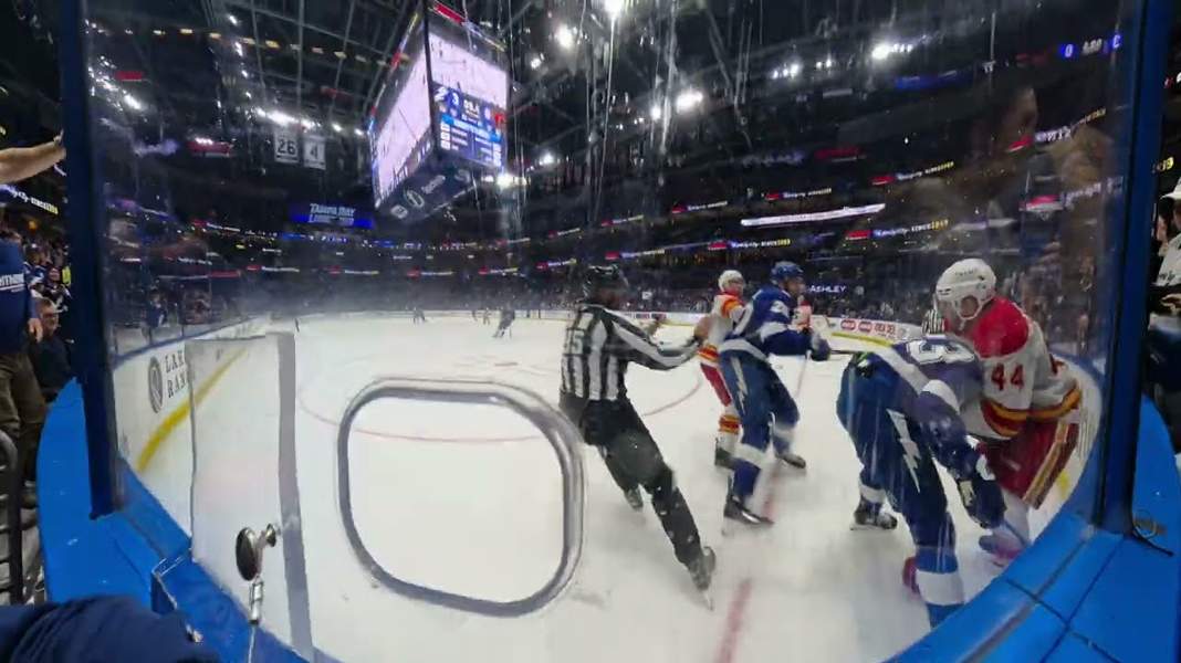 Hokej. Tajemnicze dziury w lodowiskach NHL. Tłumaczymy po co są