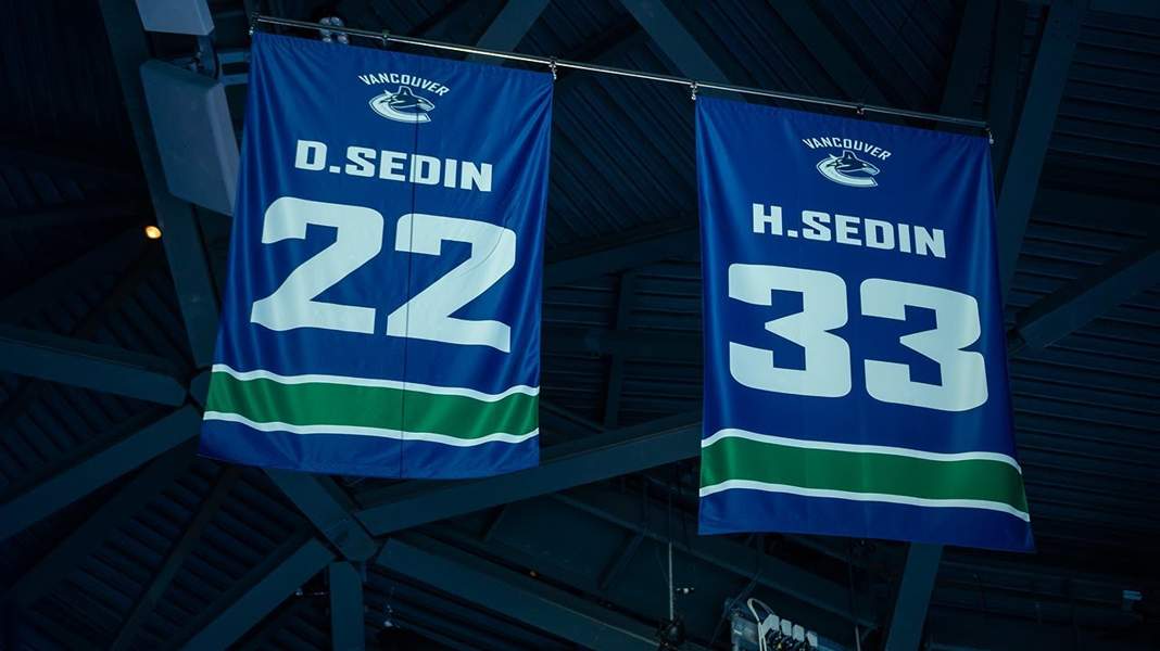 Imprezuj jak w 2010! Canucks wieszają stary szyld z Sedinami i jadą dalej